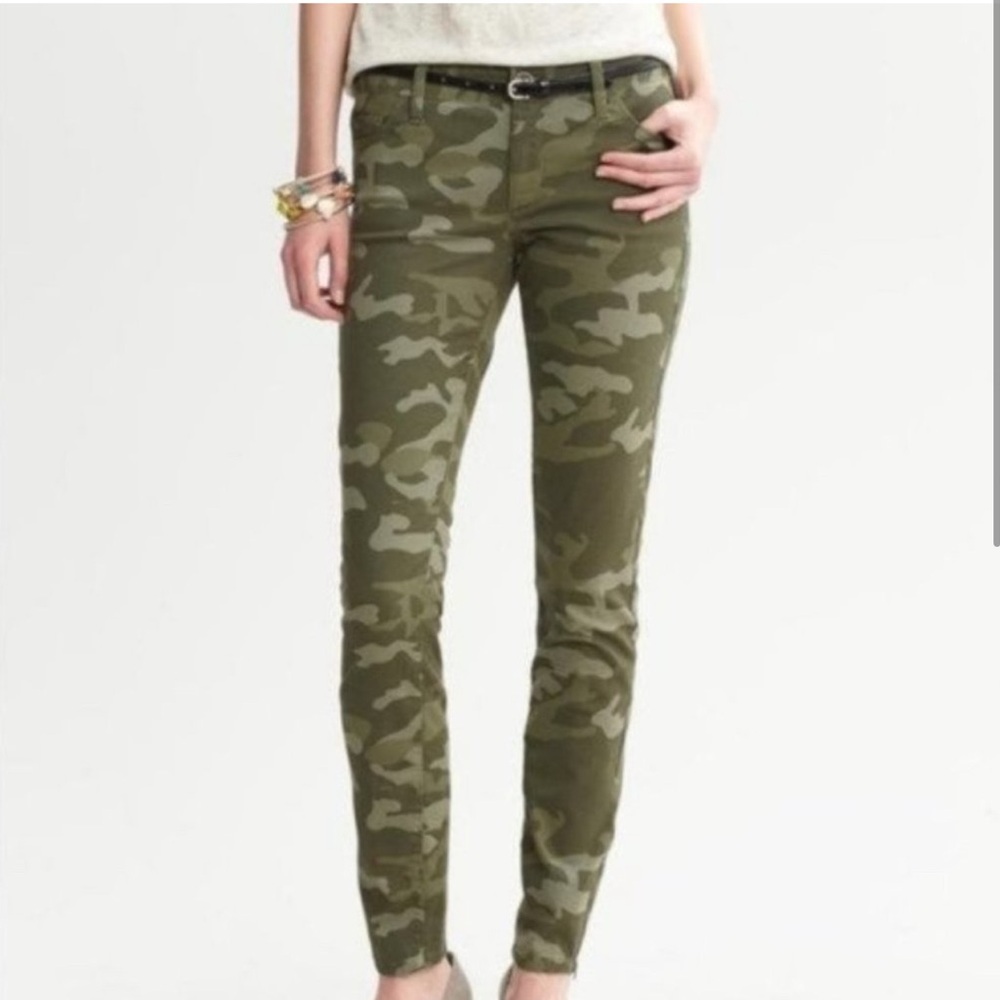 Banana Republic Green Skinny Pants with Camouflage Design